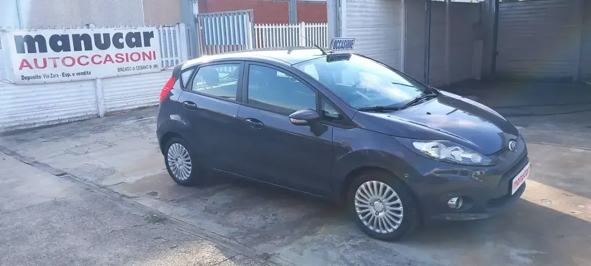 Usata Ford Fiesta 60 CV (44 kW) 2012 Grigio Berlina