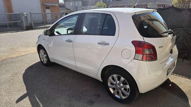 Usata Toyota Yaris Sol 69 CV (50 kW) 2011 Bianco Utilitaria