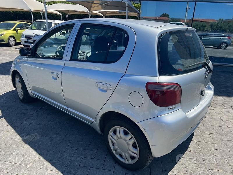 Usata Toyota Yaris Sol 86 CV (63 kW) 2002 Grigio Berlina
