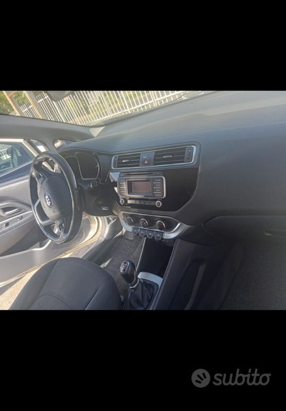 Usata Kia Rio 75 CV (55 kW) 2015 Bianco Berlina