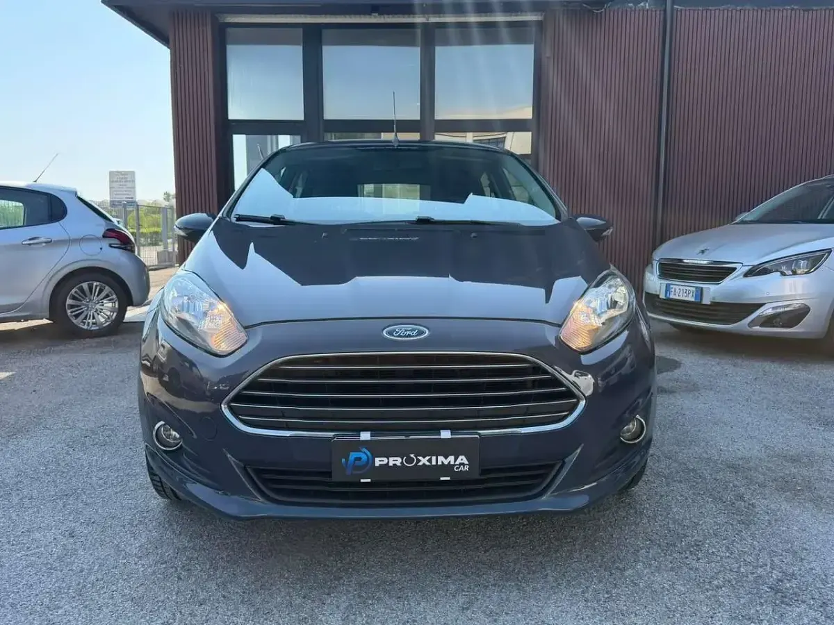 Usata Ford Fiesta Titanium 75 CV (55 kW) 2014 Blu/azzurro Utilitaria