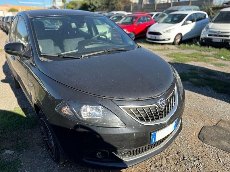 Usata Lancia Ypsilon Gold 69 CV (50 kW) 2023 Nero Utilitaria
