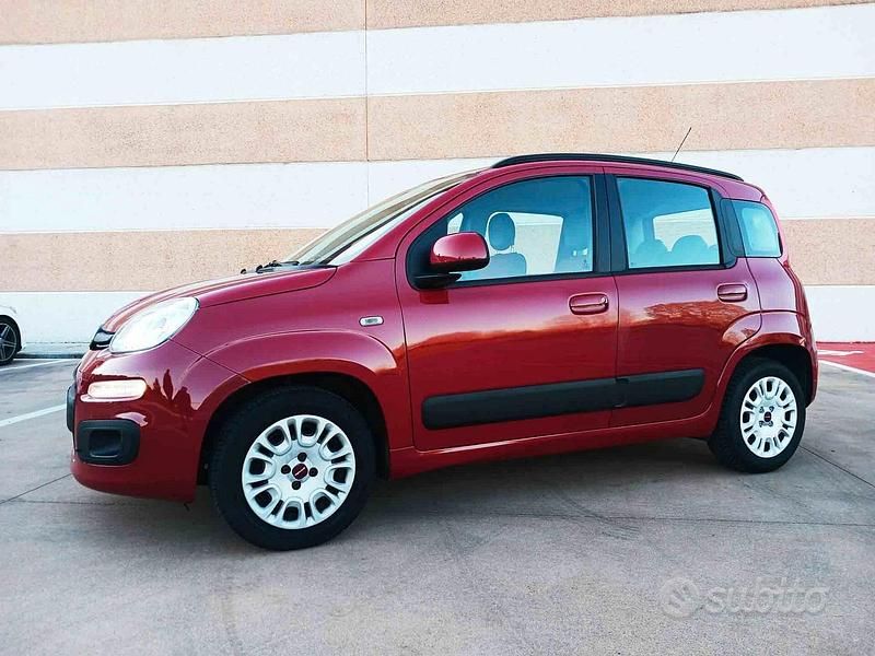 Usata Fiat Panda Lounge 69 CV (50 kW) 2014 Rosso Utilitaria