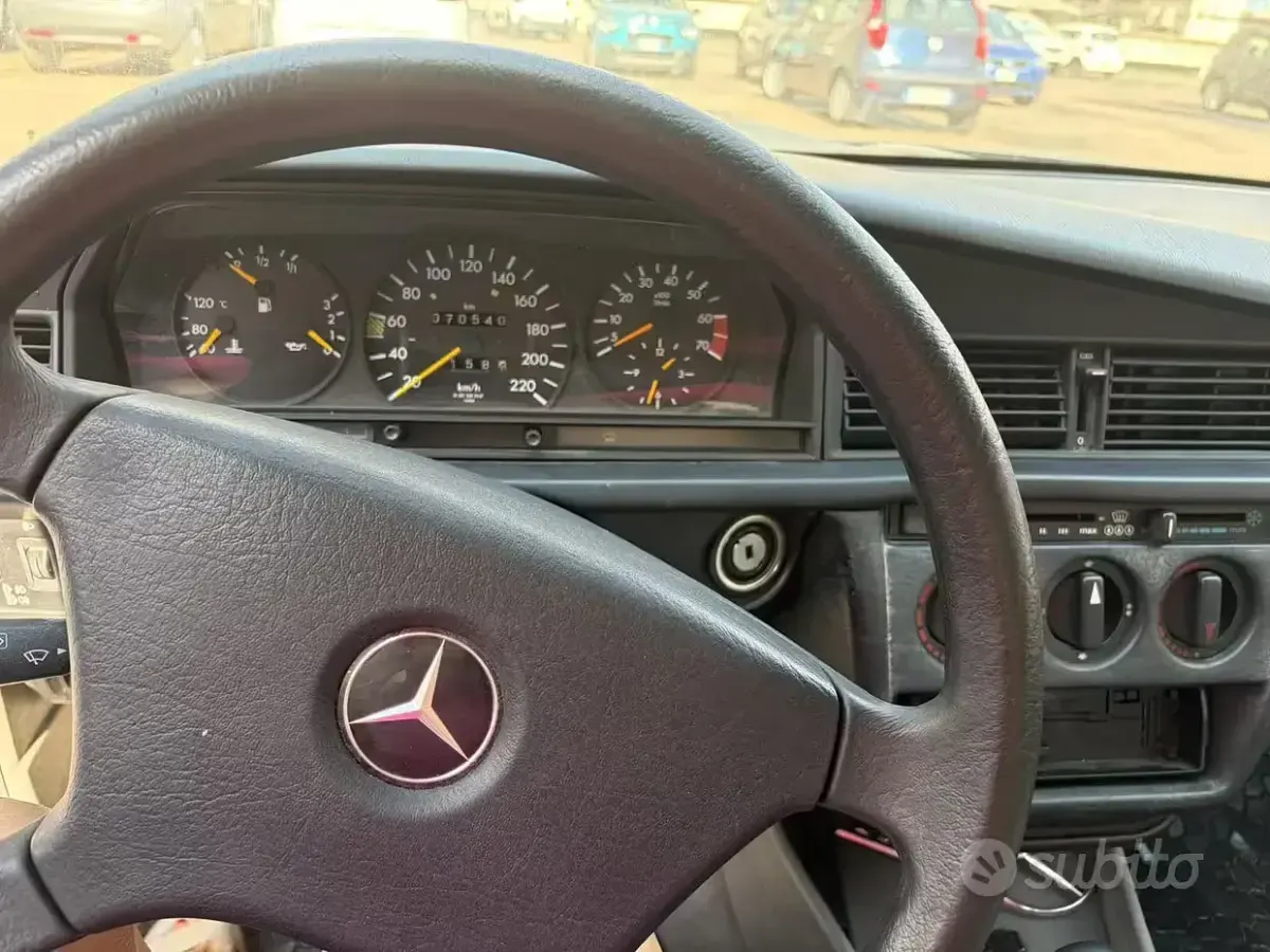 Usata Mercedes 190 109 CV (80 kW) 1993 Grigio Berlina
