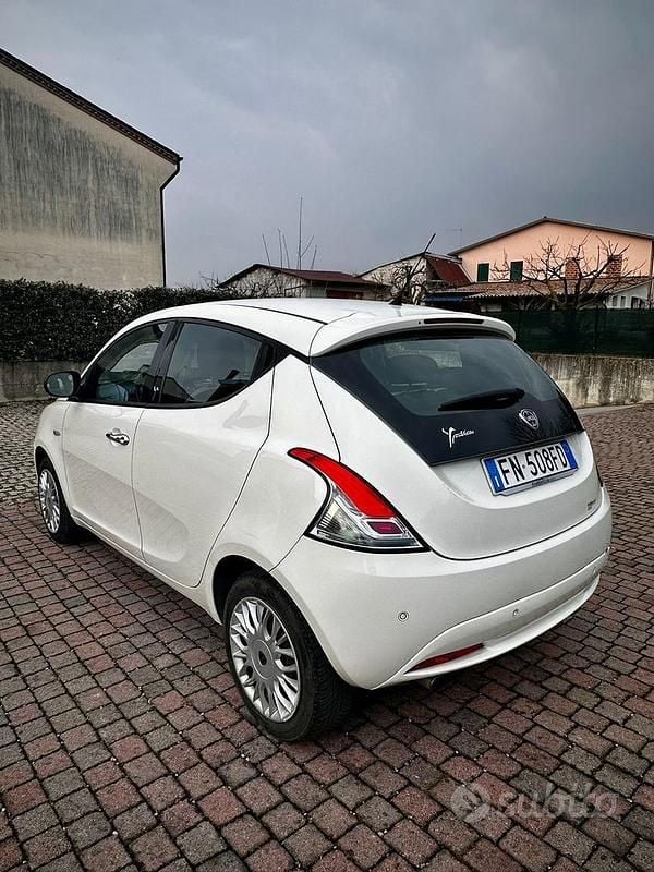Usata Lancia Ypsilon 69 CV (50 kW) 2017 Bianco Utilitaria