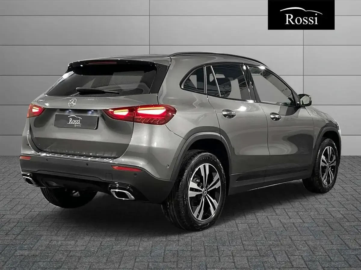 Nuova Mercedes GLA180 116 CV (85 kW) 2026 Grigio montagna SUV