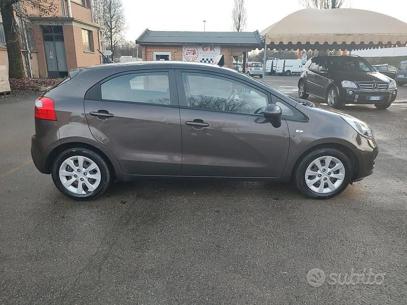 Usata Kia Rio 75 CV (55 kW) 2012 Marrone Berlina