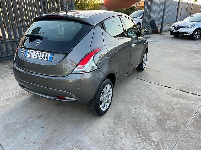 Usata Lancia Ypsilon Platinum 85 CV (62 kW) 2016 Grigio scuro Utilitaria