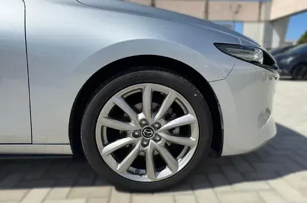 Usata Mazda 3 122 CV (89 kW) 2023 Argento metallizzato Berlina