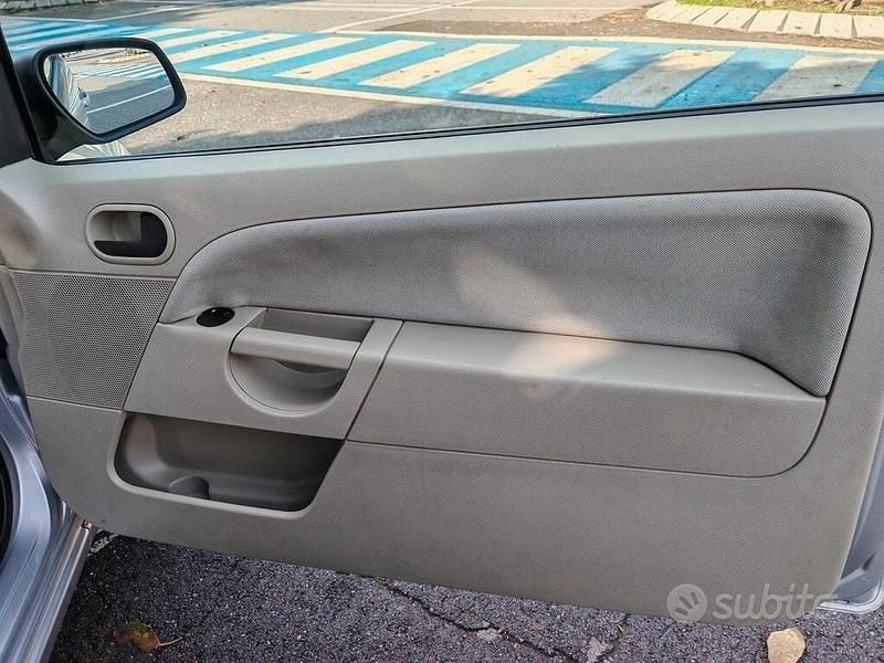 Usata Ford Fiesta 68 CV (50 kW) 2009 Grigio Utilitaria