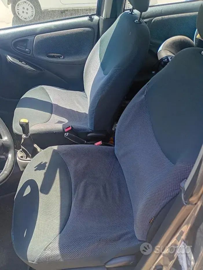 Usata Toyota Yaris 75 CV (55 kW) 2005 Grigio Berlina