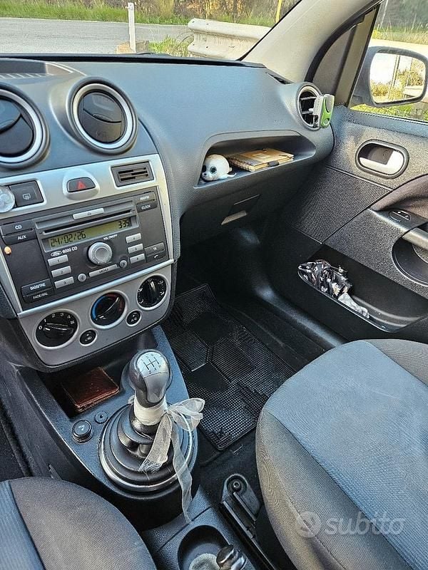 Usata Ford Fiesta Titanium 73 CV (53 kW) 2007 Nero Utilitaria