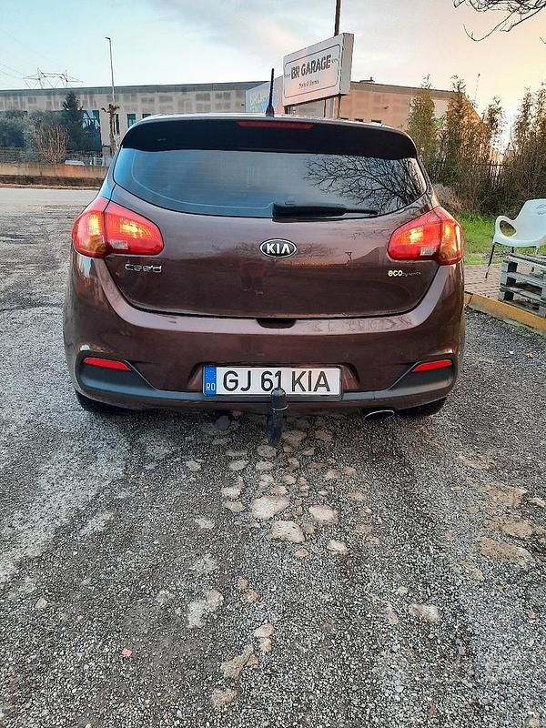 Begagnad Kia Ceed 2012 Brun Halvkombi