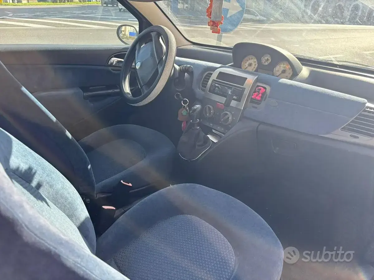 Usata Lancia Ypsilon 60 CV (44 kW) 2004 Grigio Utilitaria