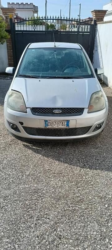 Usata Ford Fiesta 68 CV (50 kW) 2007 Grigio Utilitaria