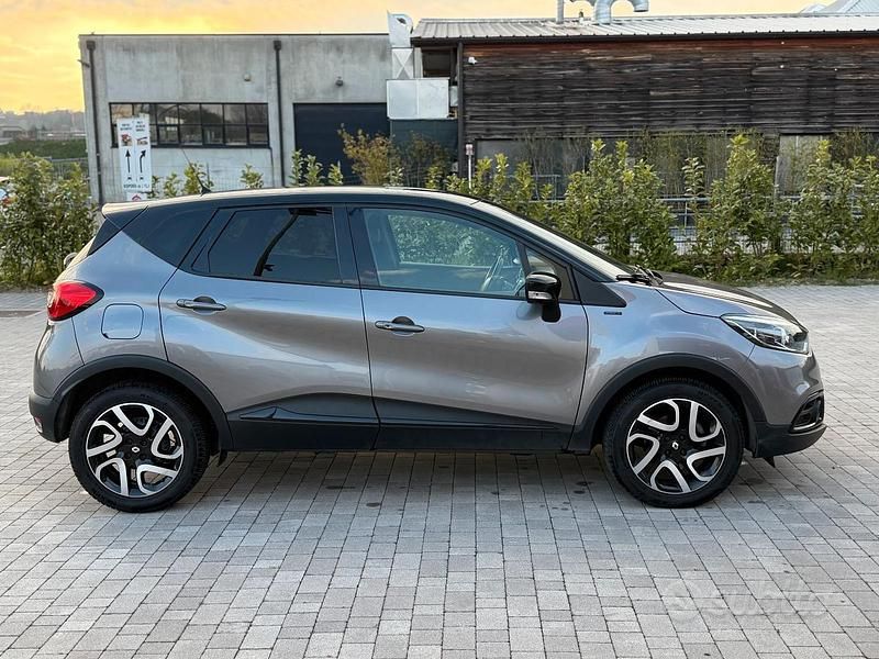 Usata Renault Captur 90 CV (66 kW) 2016 Grigio SUV