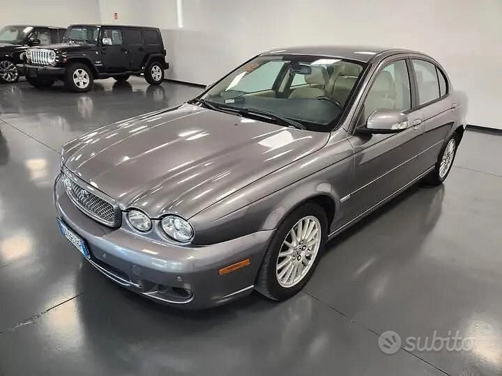 Grigio Usata 2009 Jaguar X-type Luxury Tre volumi | 4290 € (Buon prezzo) - Immagine 1/4