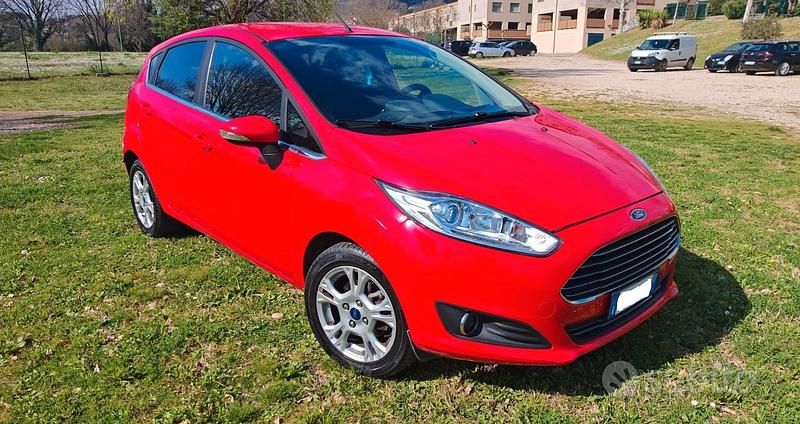 Usata Ford Fiesta 92 CV (67 kW) 2016 Rosso Berlina