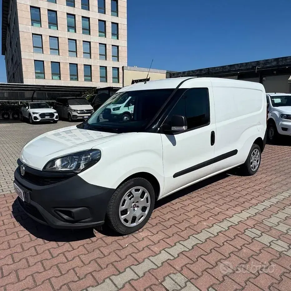 Usata Fiat Doblò Lounge 105 CV (77 kW) 2021 Bianco Monovolume