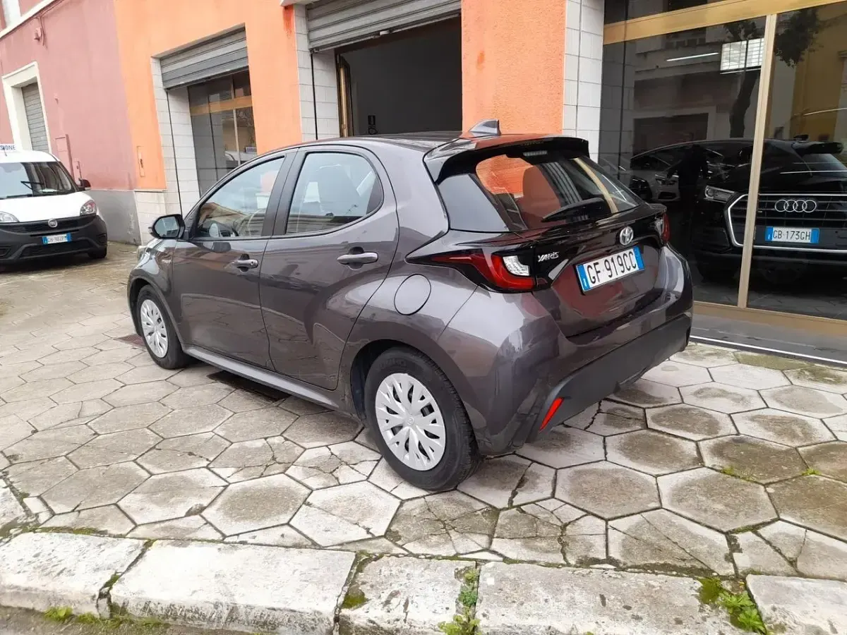 Usata Toyota Yaris Hybrid Business Edition 92 CV (67 kW) 2021 Grigio Berlina