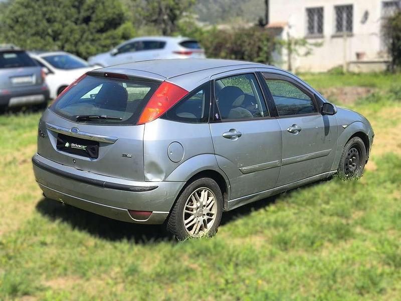 Usado Ford Focus Ghia 116 HP (85 kW) 2004 Prateado Sedan