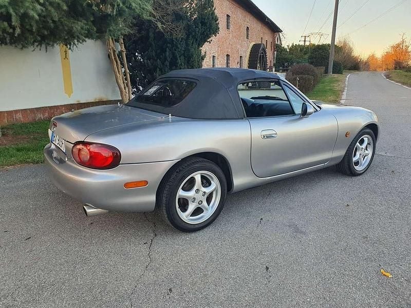 Usata Mazda MX5 110 CV (80 kW) 2001 Gray Cabrio