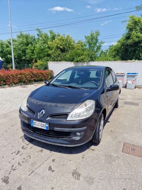Nero Usata 2008 Renault Clio II Utilitaria | 2200 € (Ottimo prezzo) - Immagine 1/4