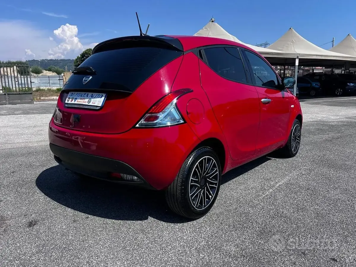 Usata Lancia Ypsilon Gold 69 CV (50 kW) 2023 Rosso Utilitaria