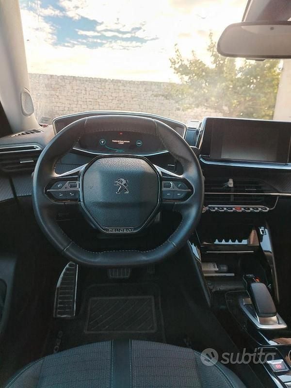 Usata Peugeot e-2008 Allure 100 kW (136 CV) 2021 Bianco SUV