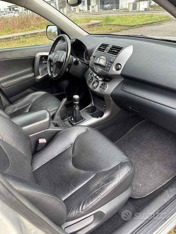 Usata Toyota RAV4 177 CV (130 kW) 2006 Grigio SUV