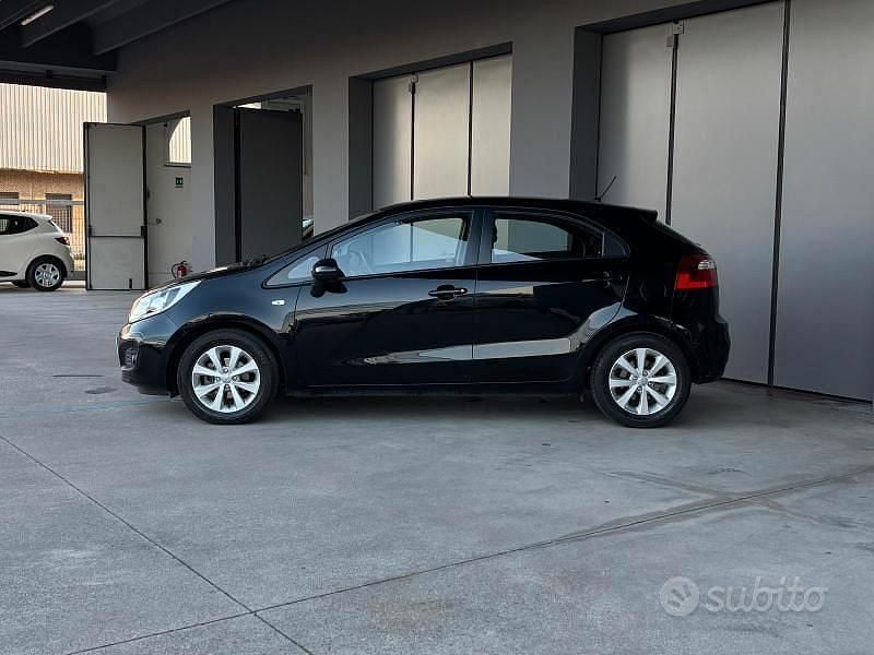 Usata Kia Rio Active 75 CV (55 kW) 2013 Nero Berlina