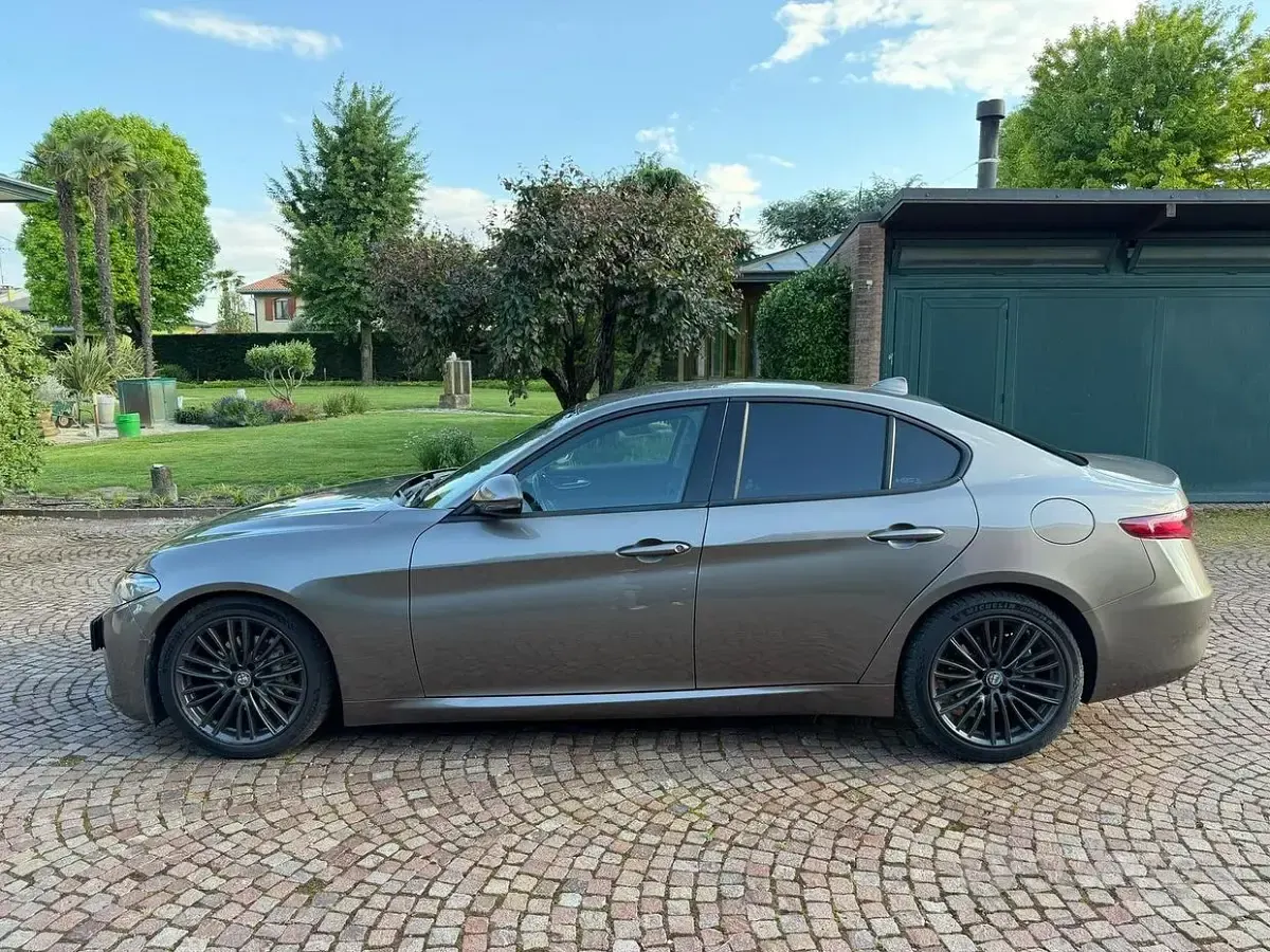Second-hand Alfa Romeo Giulia 150 CP (110 kW) 2017 Gri Berlinǎ