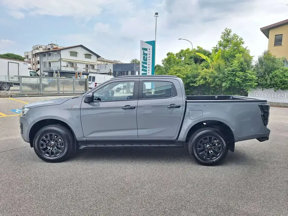 Nuova Isuzu D-Max 163 CV (119 kW) 2026 Kinabalu gray Pick-up