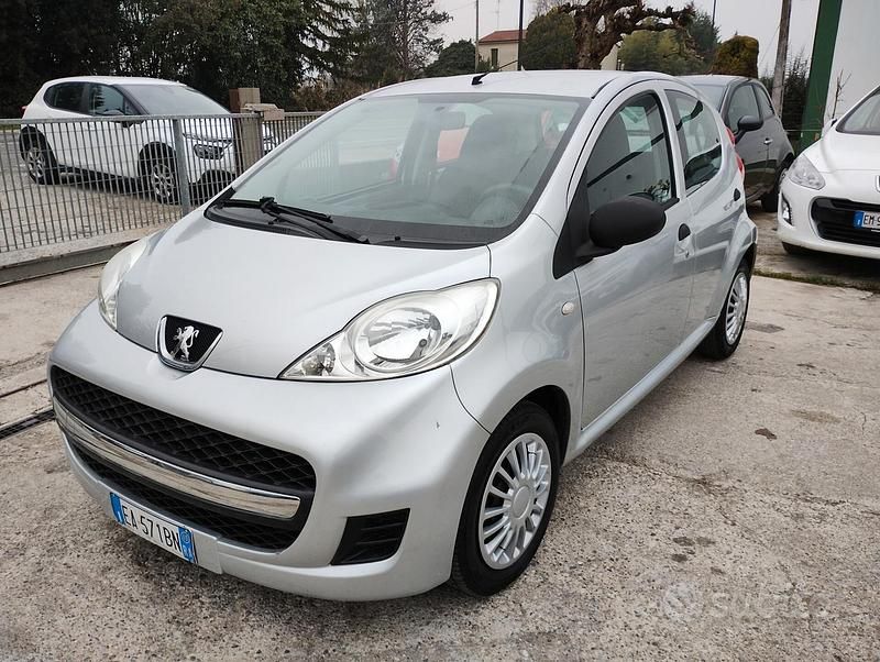 Usata Peugeot 107 68 CV (50 kW) 2010 Grigio Utilitaria