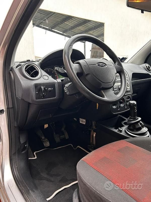 Usata Ford Fiesta 75 CV (55 kW) 2006 Grigio Berlina