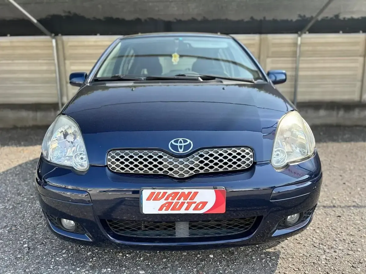 Usata Toyota Yaris 65 CV (47 kW) 2003 Blu Berlina