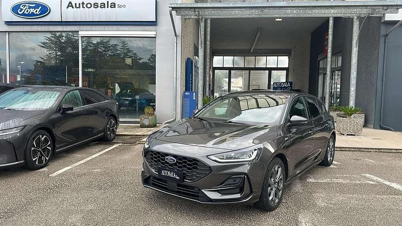 Magnetic grey Usata 2022 Ford Focus ST-Line Berlina | 18.300 € (Buon prezzo) - Immagine 1/4
