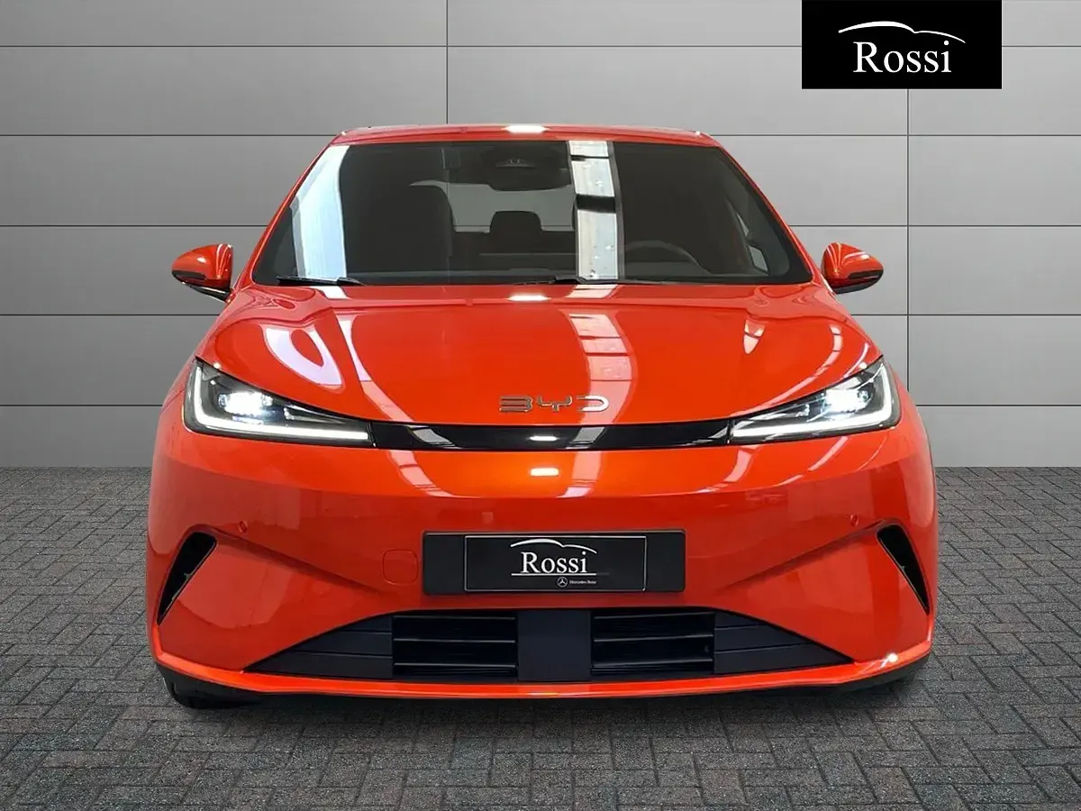 Nuova BYD Dolphin Boost 69 kW (95 CV) 2026 Orange sunset Utilitaria