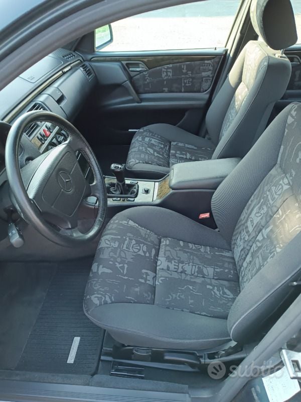 Usata Mercedes E200 Avantgarde 136 CV (100 kW) 1996 Blu Berlina