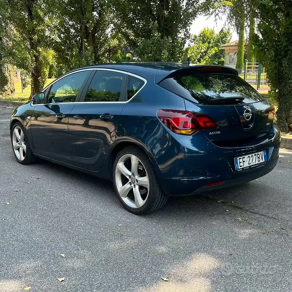 Usata Opel Astra Cosmo 125 CV (91 kW) 2011 Bluazzurro Berlina