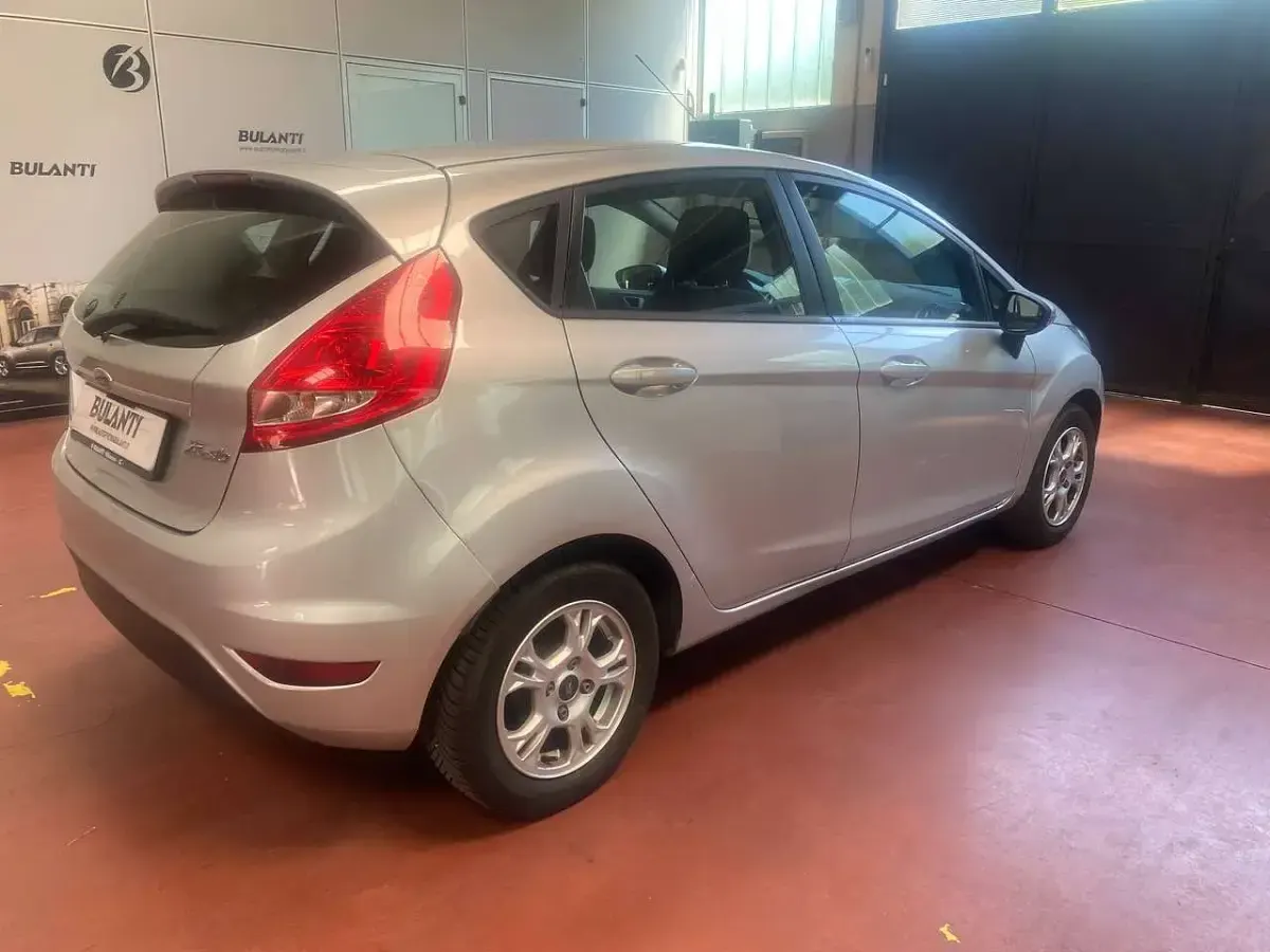 Usata Ford Fiesta 60 CV (44 kW) 2012 Argento Berlina