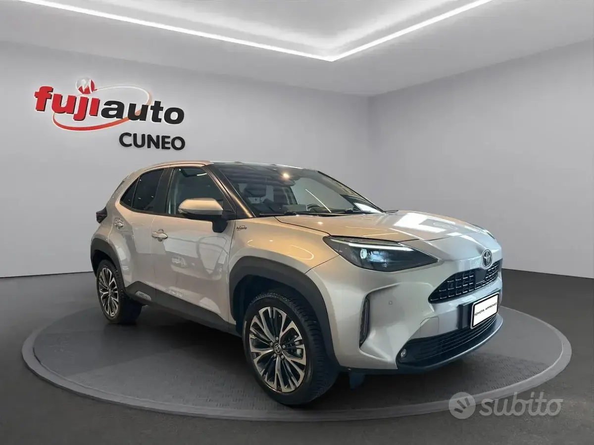 Usata Toyota Yaris Cross Lounge 116 CV (85 kW) 2022 Grigio SUV