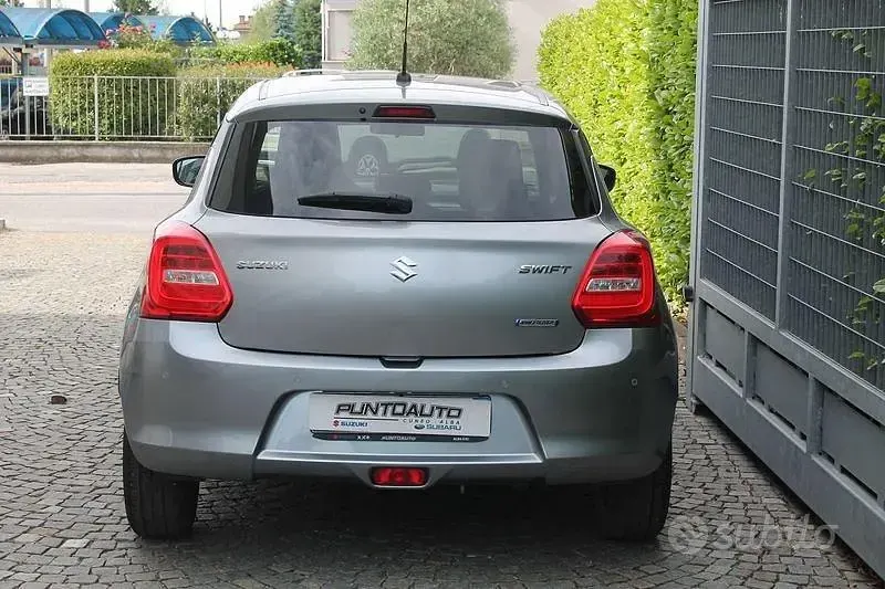 Usata Suzuki Swift 83 CV (61 kW) 2023 Grigio Utilitaria
