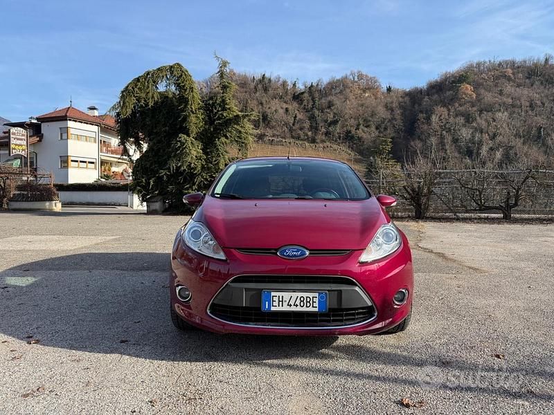 Usata Ford Fiesta Titanium 70 CV (51 kW) 2011 Viola Utilitaria