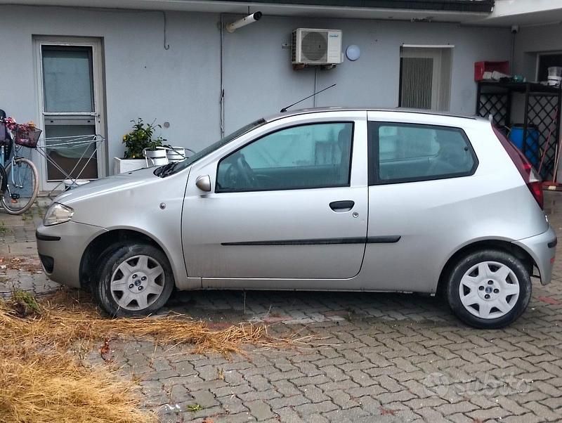 Usata Fiat Punto 85 CV (62 kW) 2004 Grigio Berlina