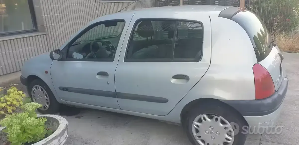 Usata Renault Clio 58 CV (42 kW) 2001 Grigio Berlina