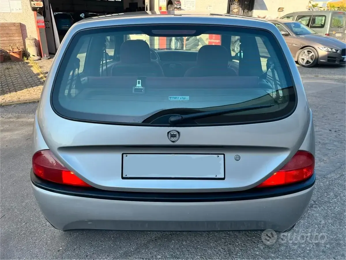 Usata Lancia Ypsilon 60 CV (44 kW) 1996 Grigio Utilitaria