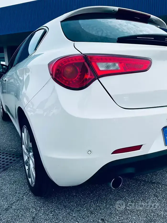 Usata Alfa Romeo Giulietta Distinctive 105 CV (77 kW) 2015 Bianco Utilitaria