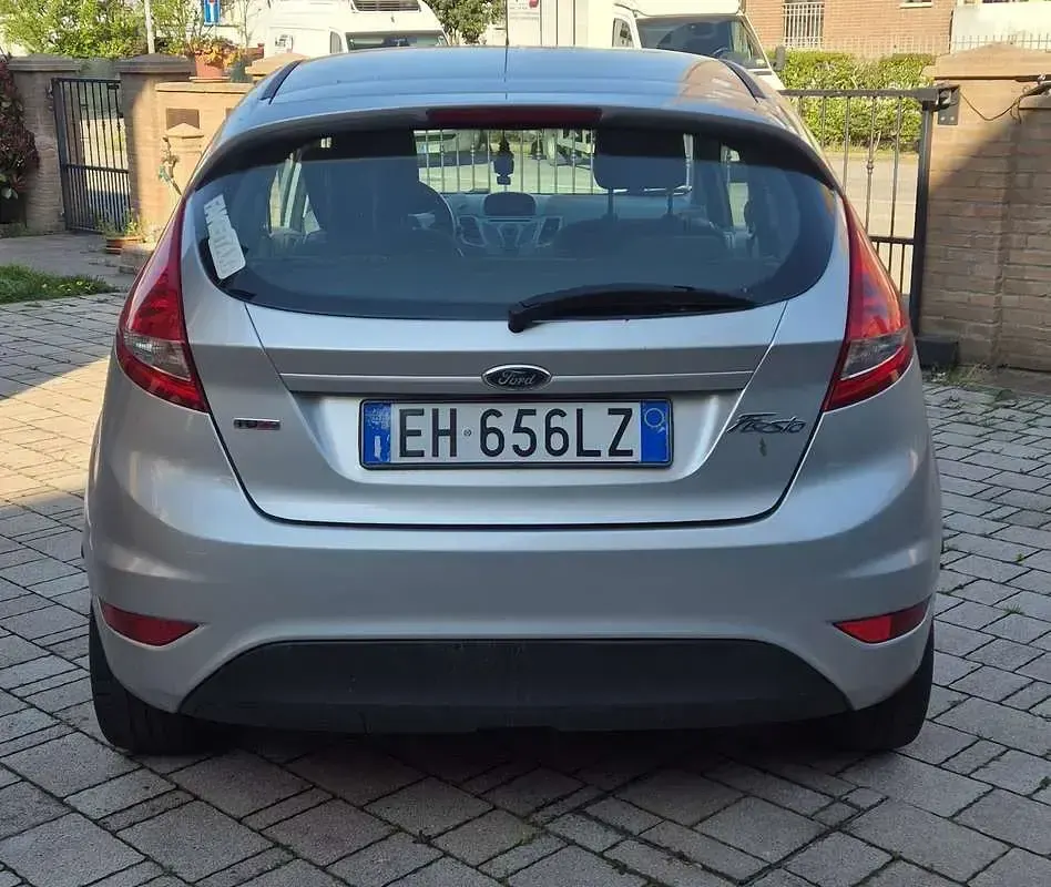 Usata Ford Fiesta 71 CV (52 kW) 2011 Argento Berlina
