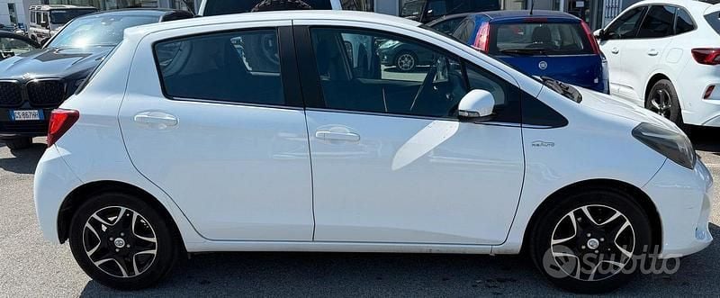 Bianco Usata 2015 Toyota Yaris Active Tre volumi | 5900 € (Cara) - Immagine 1/4